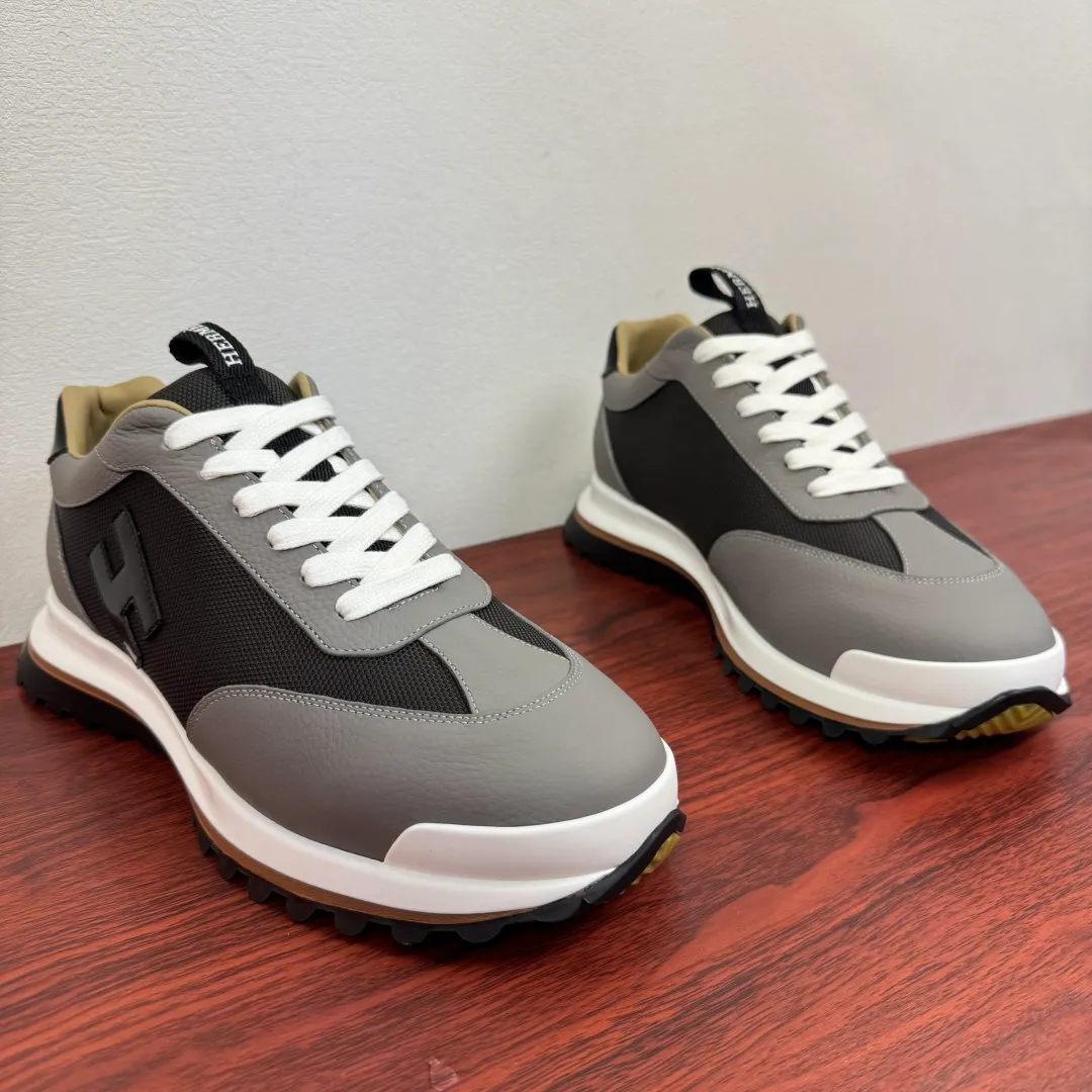 Batch 740 HERMES/Hermès men’s new sports shoes, rhythmic casual shoes: crafted with luxurious materials, luxurious walking experience! The upper is made of top-grade calfskin, with a fine texture like silk caressing the fingertips. The flexible texture is suitable for a variety of scenes; some shoes are integrated with breathable mesh, and the light breathing makes your steps refreshing at all times. The sole is made of high-elastic rubber composite material, and the carefully carved patterns give strong grip, making every step as stable as stepping on the clouds. At the same time, the cushioning and shock-absorbing technology is hidden in it, quietly eliminating the impact of the road. From urban commuting to outdoor walking, Hermès uses luxurious materials and craftsmanship to make every step a double luxury of texture and comfort, showing the brand's ultimate pursuit of details and quality in every inch. Size: 39-40-41-42-43-44 leather shoe size (38.45.46 can be customized) Item number: H25286 leather mesh gray